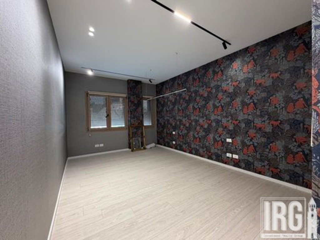 Super Ambiente 118 m2 per zyra prane Stadiumit Air Albania!