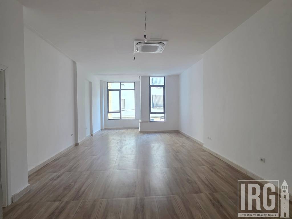 📍 Jepen me qira ambiente komerciale – Donika Center, Qendër