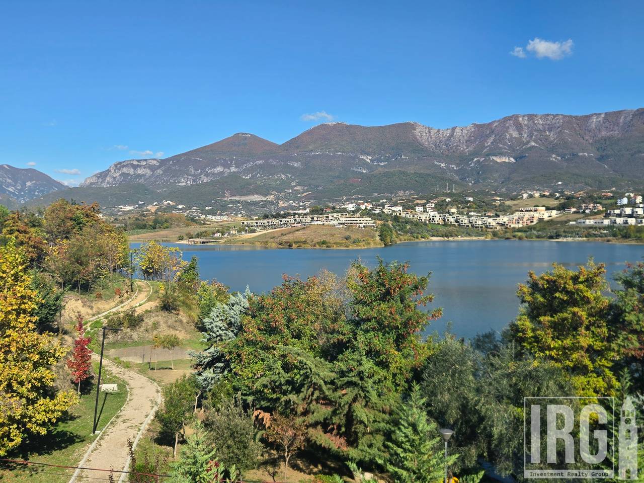 Vile Individuale me Pishine ne Swan Lake Residence