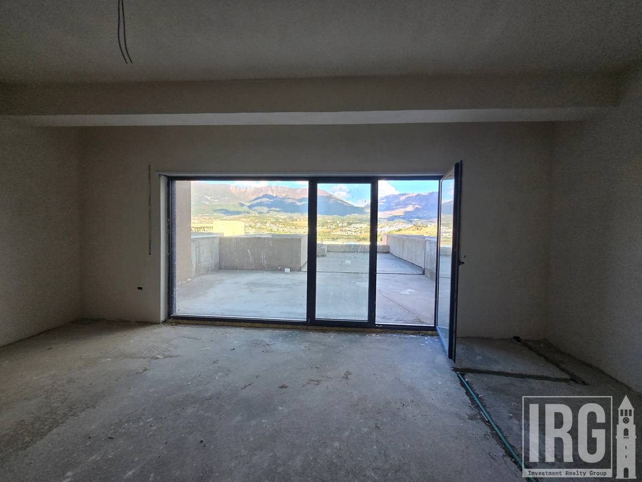 Tripleks me Pishine ne Swan Lake Residence
