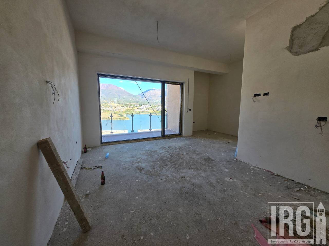 Tripleks me Pishine ne Swan Lake Residence