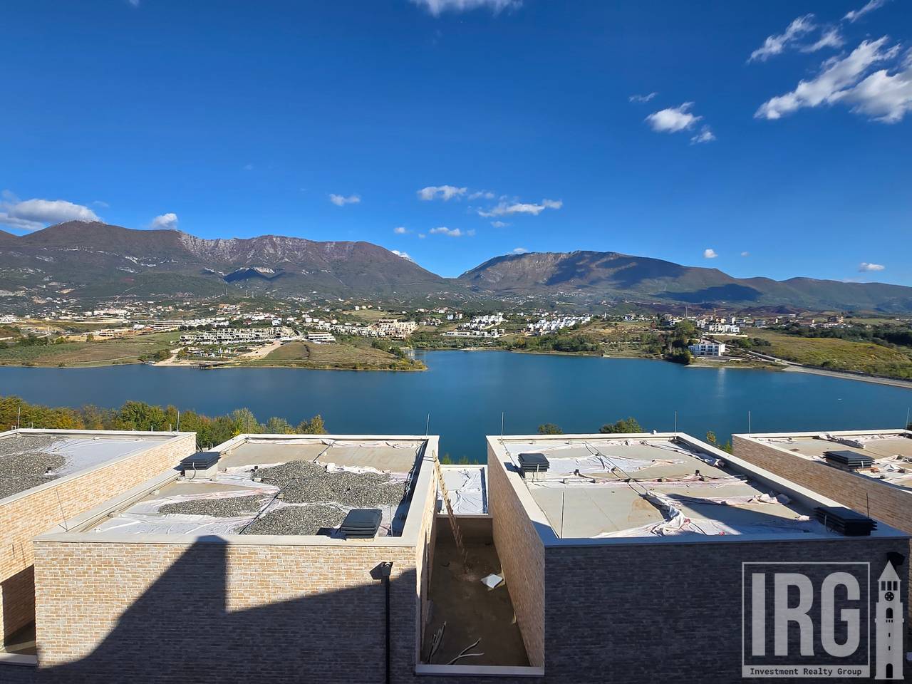 Tripleks me Pishine ne Swan Lake Residence