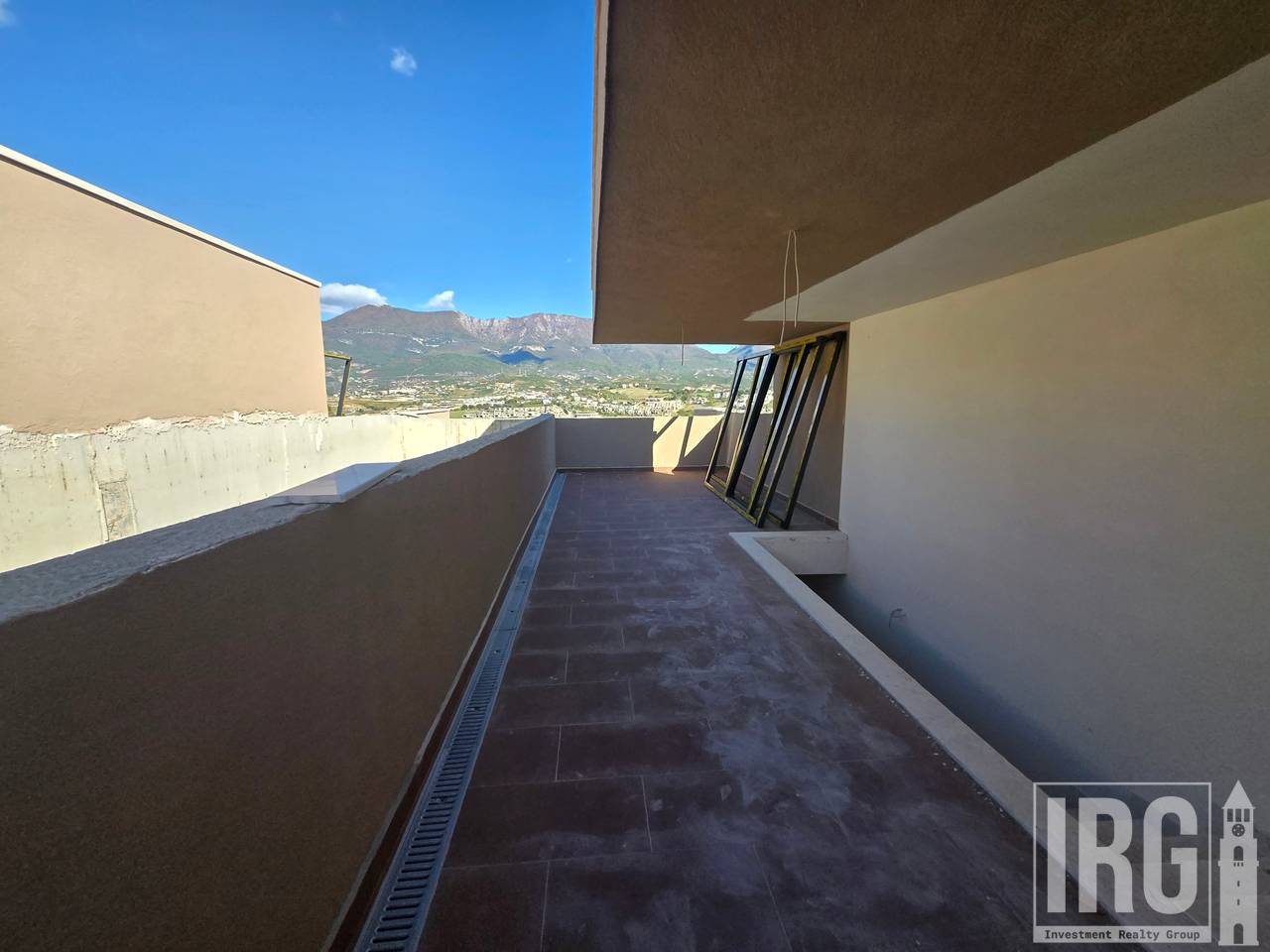 Tripleks me Pishine ne Swan Lake Residence