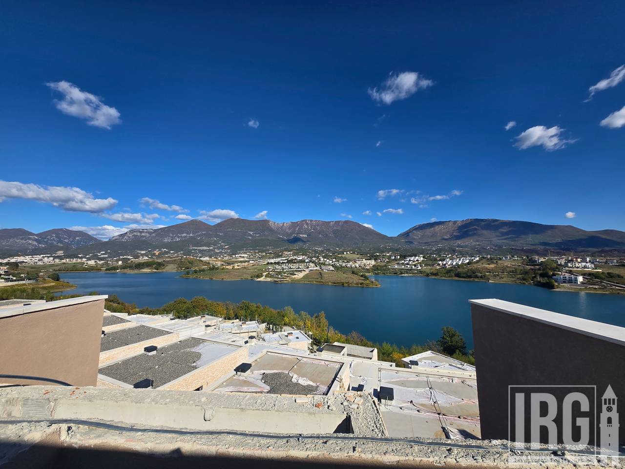 Tripleks me Pishine ne Swan Lake Residence