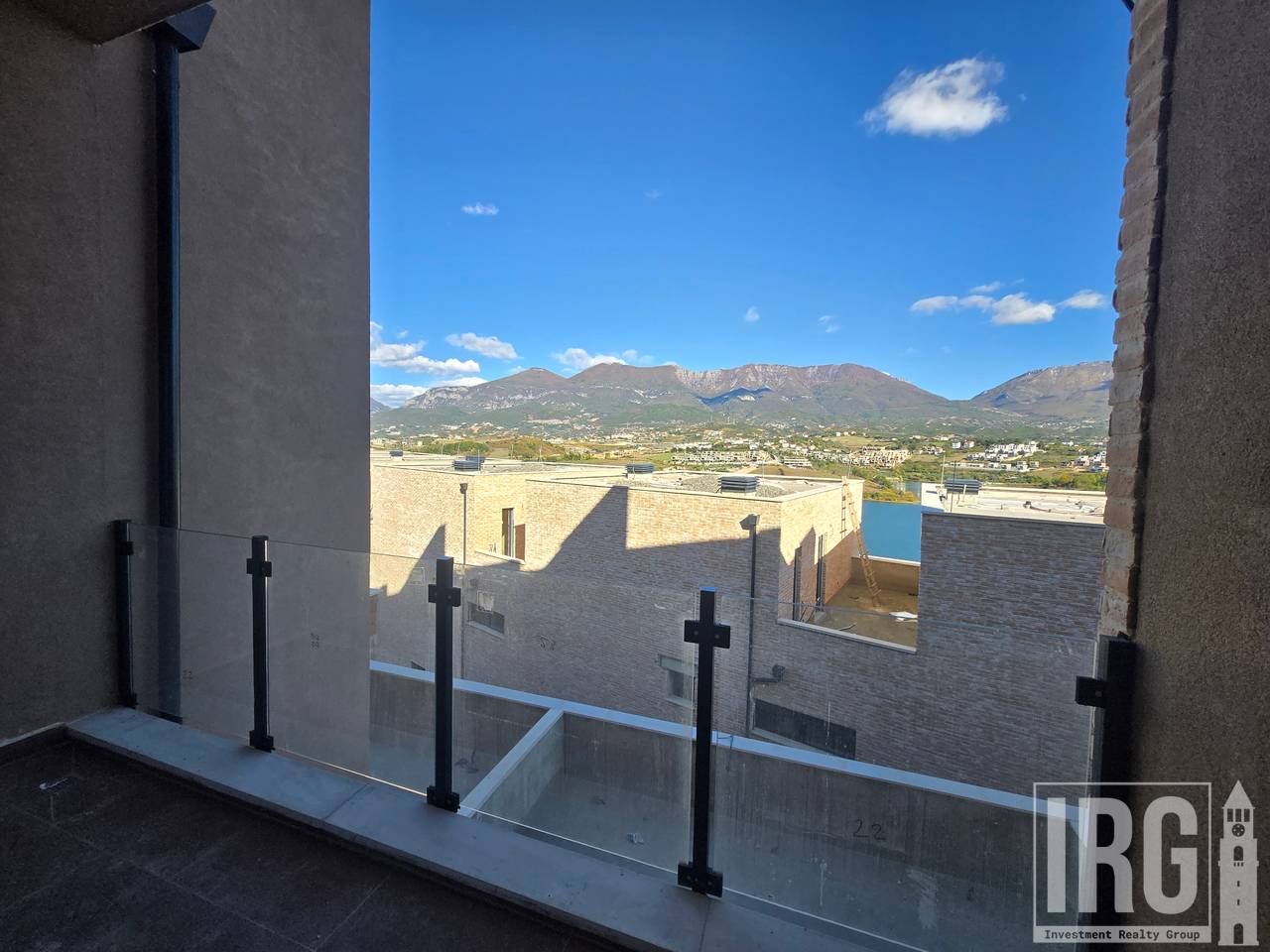 Tripleks me Pishine ne Swan Lake Residence