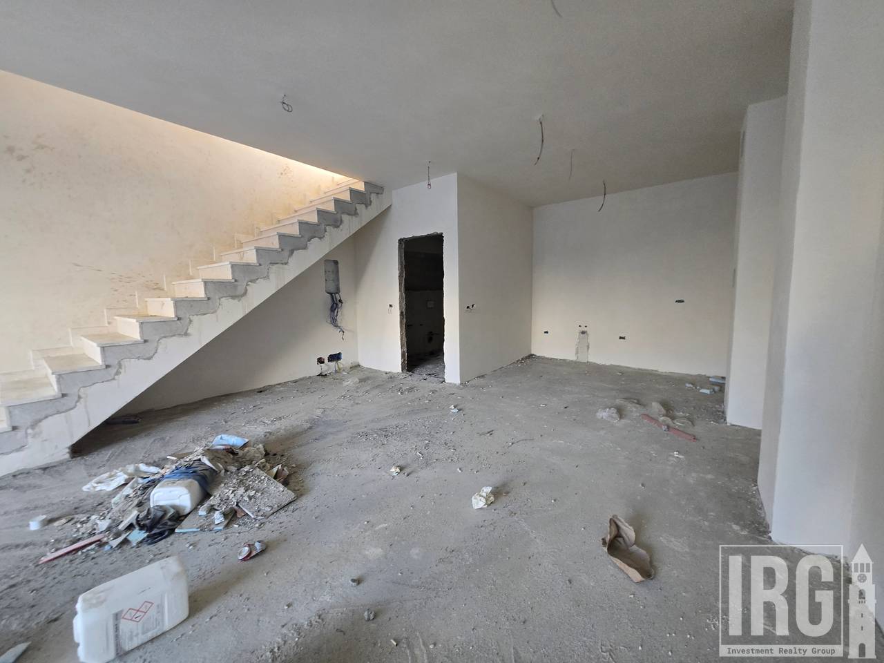Tripleks me Pishine ne Swan Lake Residence