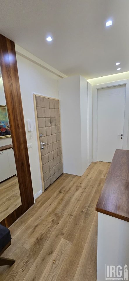 2+1+2 IN AFFITTO | LAGO ASCIUTTO
📍 Vicino all'Hotel Radisson
🚗 Posto auto con ricarica per auto elettrica