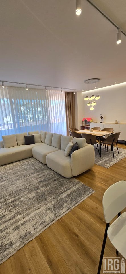 2+1+2 IN AFFITTO | LAGO ASCIUTTO
📍 Vicino all'Hotel Radisson
🚗 Posto auto con ricarica per auto elettrica