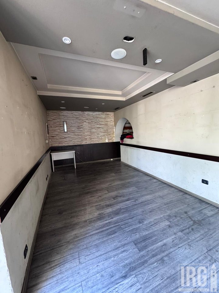 🏢 AMBIENT KOMERCIAL ME QIRA – RRUGA MINE PEZA