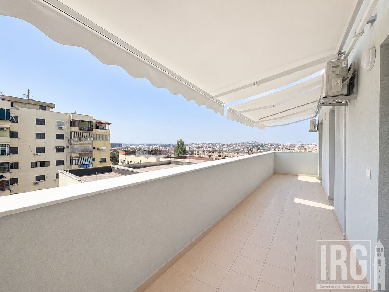 Appartamento 3+1+3 con veranda e posto auto in vendita – Rruga e Dibrës, Tirana