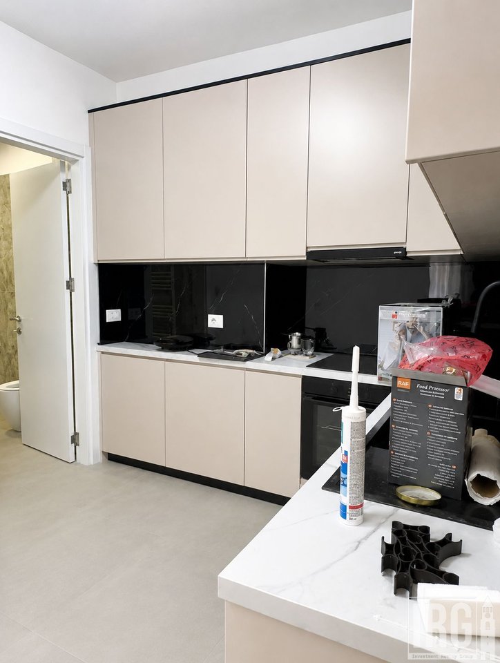 Appartamento 3+1+3 con veranda e posto auto in vendita – Rruga e Dibrës, Tirana