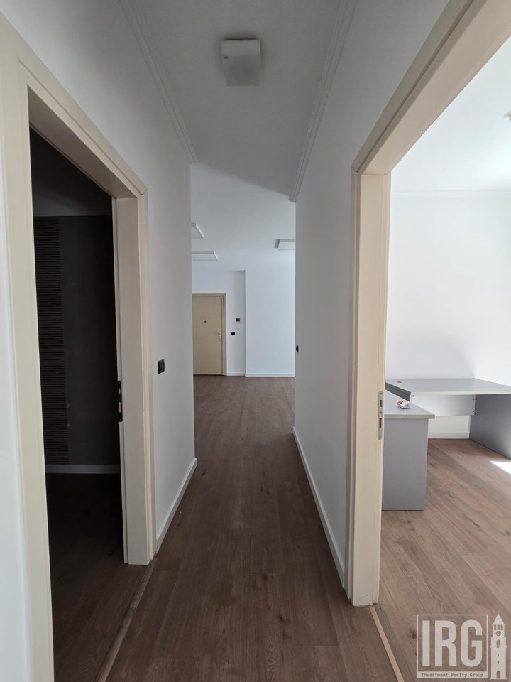 ZYRE ME QERA TE HILTON, PRANE KOMPLEKSIT DELIJORGJI
