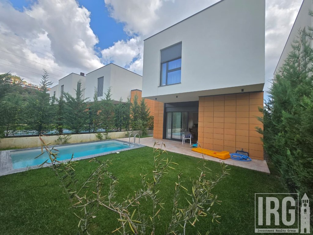 House with a Pool near Teg