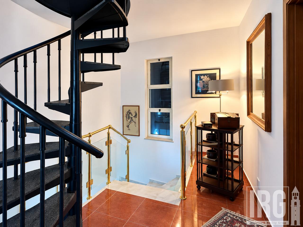 VILË PËR QERA PRANË QENDRËS PËR ZYRA / BANIM.