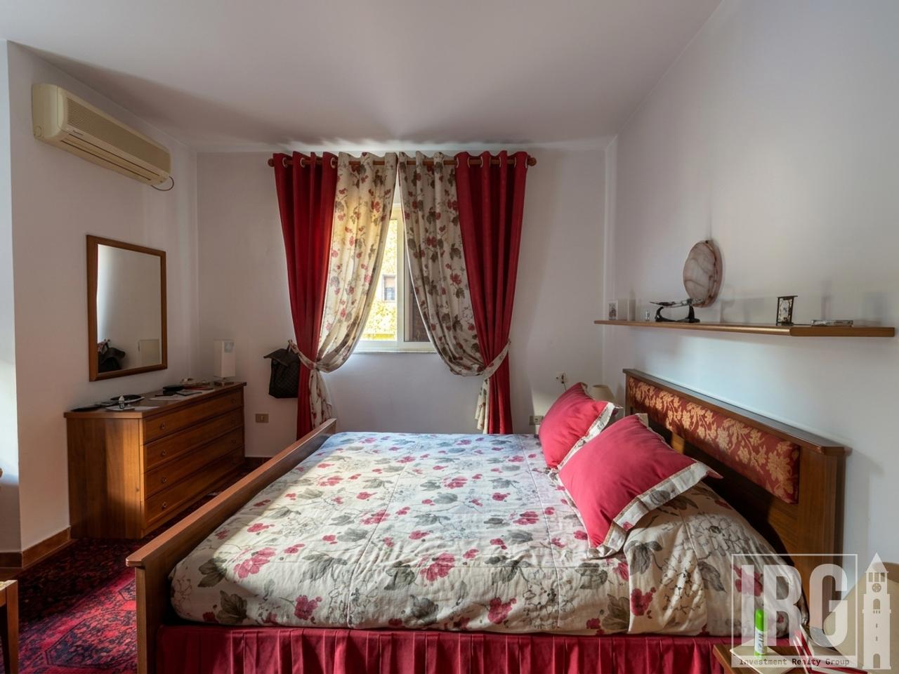 VILË PËR QERA PRANË QENDRËS PËR ZYRA / BANIM.
