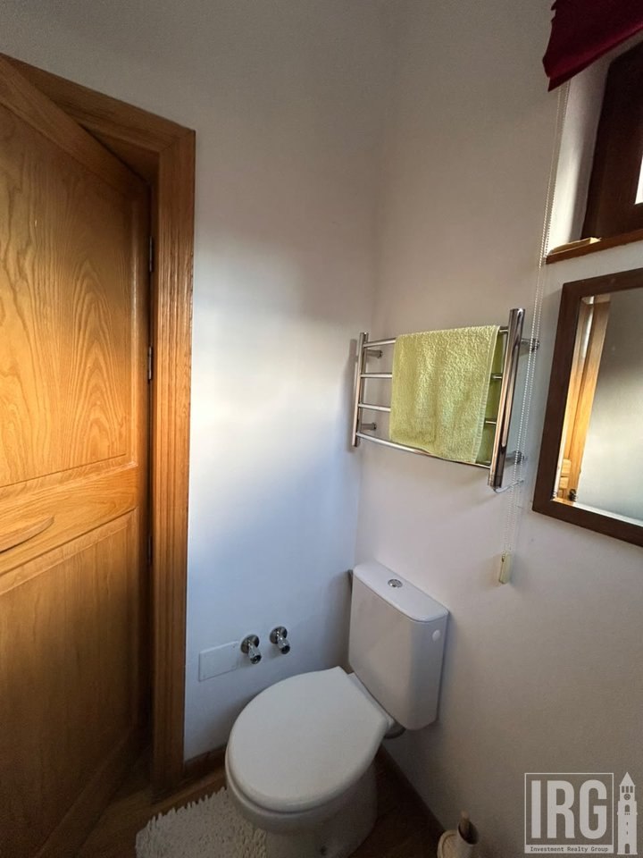 VILË PËR QERA PRANË QENDRËS PËR ZYRA / BANIM.