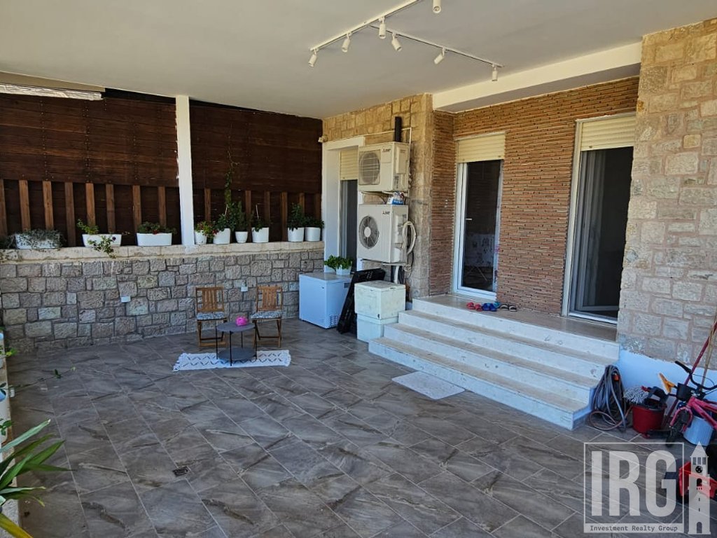 APARTAMENT 3+1+2 ME VERANDE PRANE TEG!