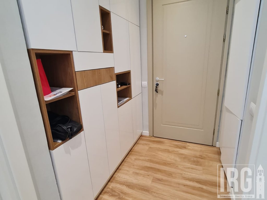 APARTAMENT 3+1+2 ME VERANDE PRANE TEG!