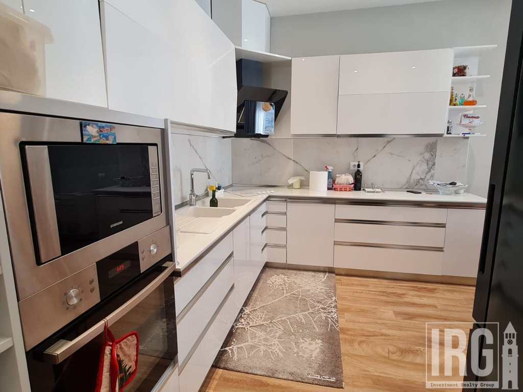 APARTAMENT 3+1+2 ME VERANDE PRANE TEG!