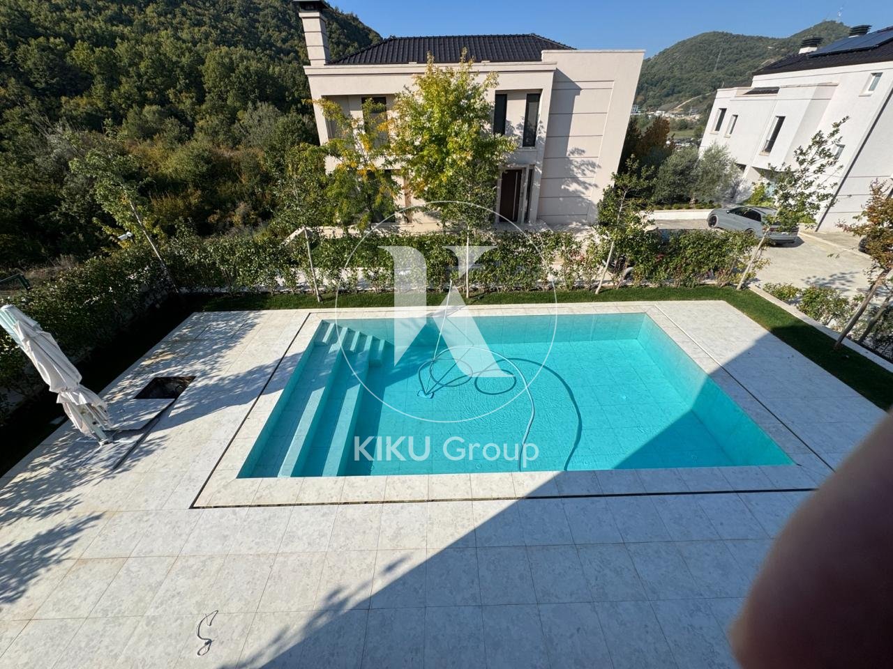 🏡 Jepet me Qira Vilë Moderne me Pishinë – Pranë TEG