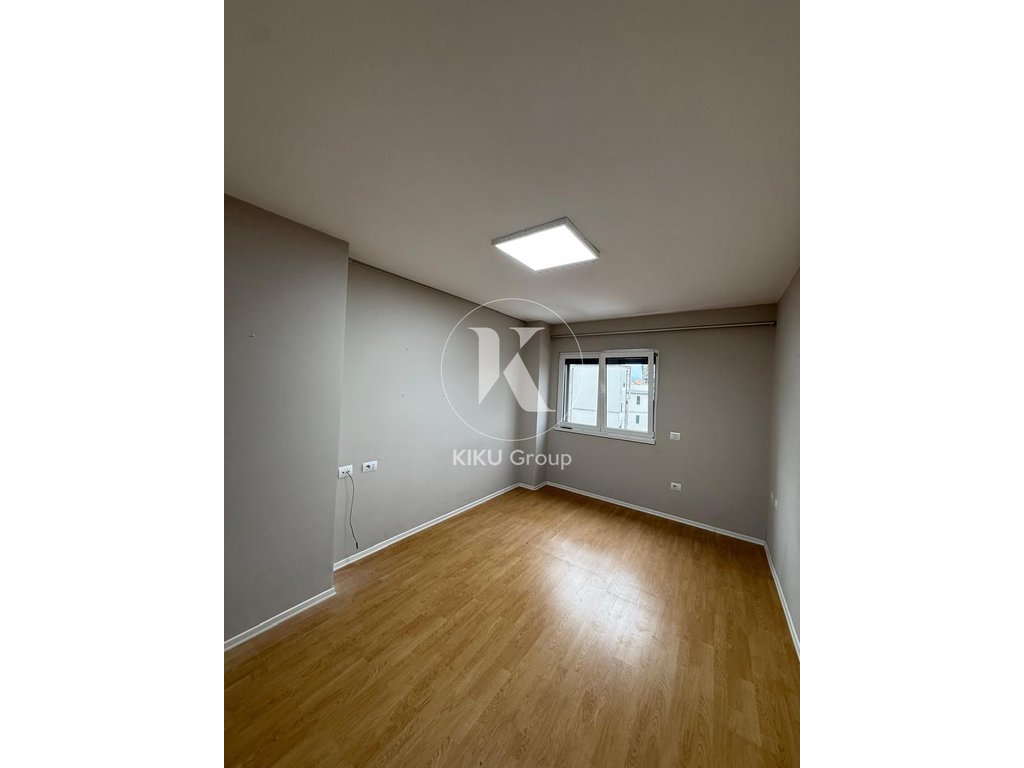 Ambient me qira për zyra – Rruga e Kavajës