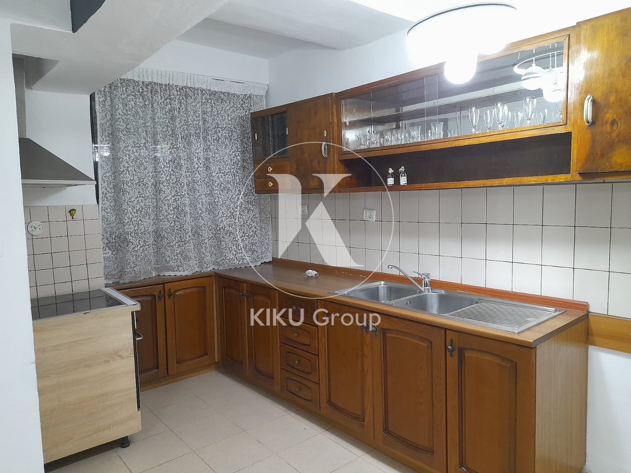 Jepet me qira ambient për zyra në qendër të Tiranës