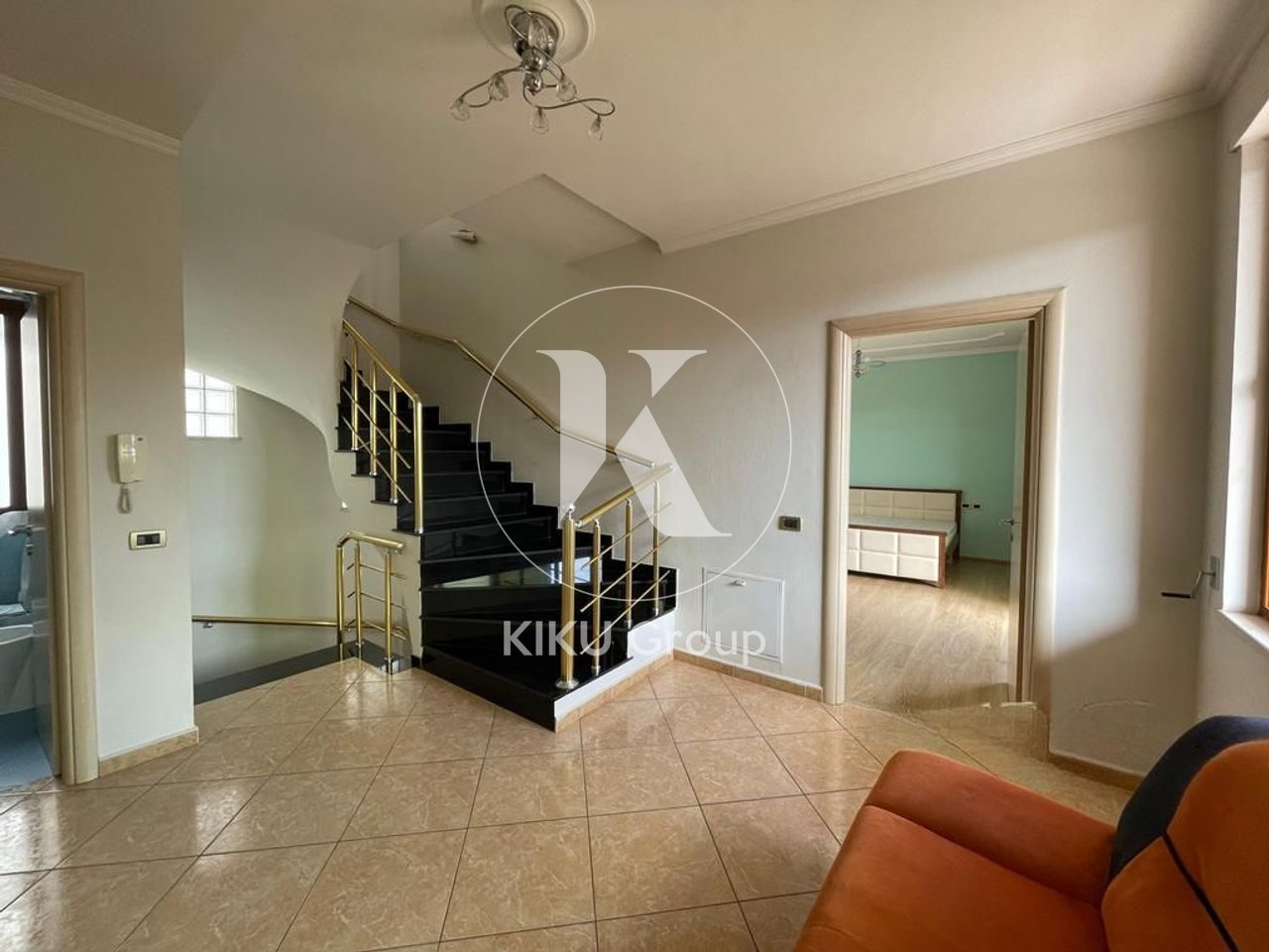 🏡 Jepet me Qira Vilë 3-Katëshe – Kodra e Priftit, Tiranë