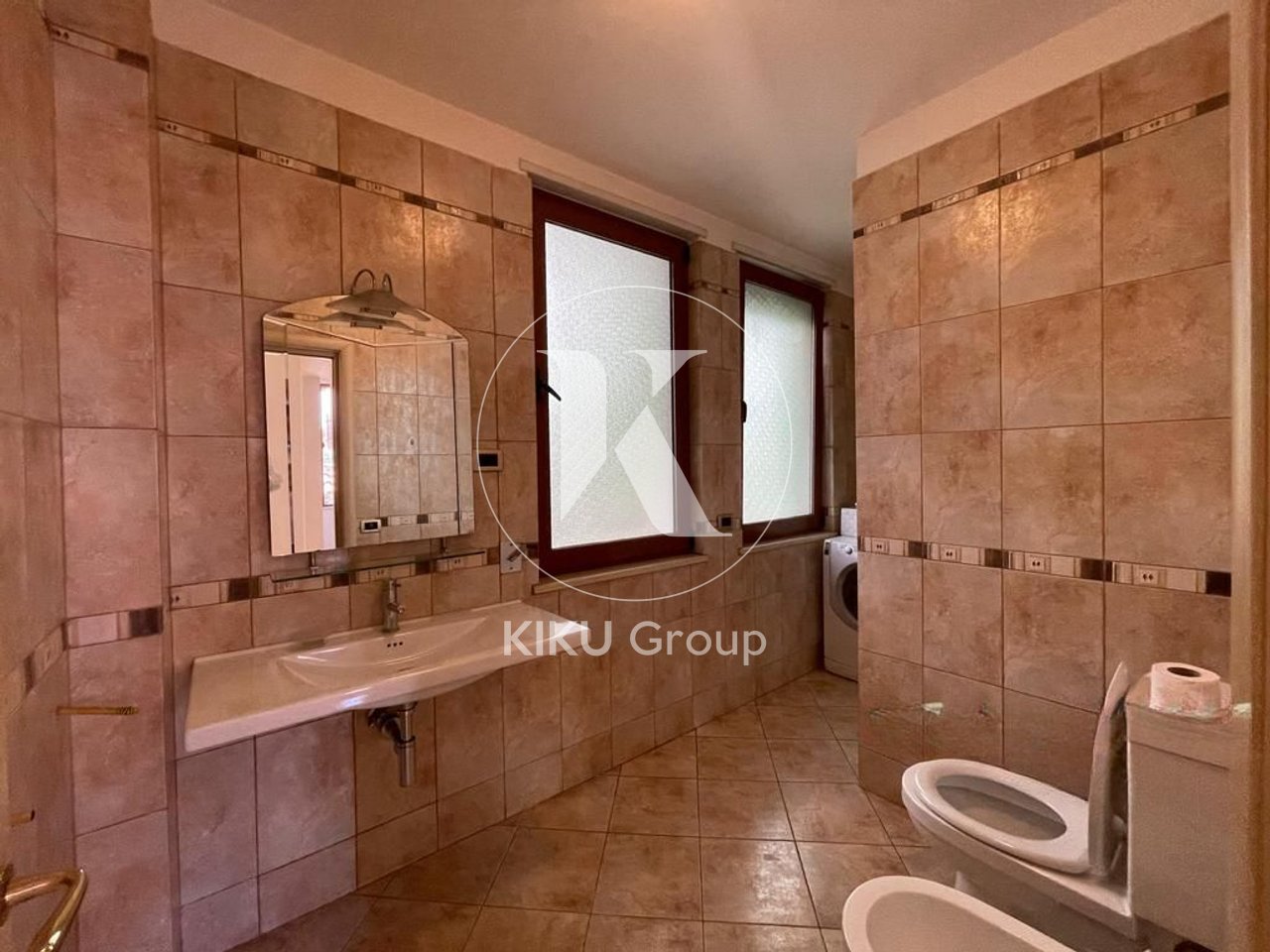 🏡 Jepet me Qira Vilë 3-Katëshe – Kodra e Priftit, Tiranë