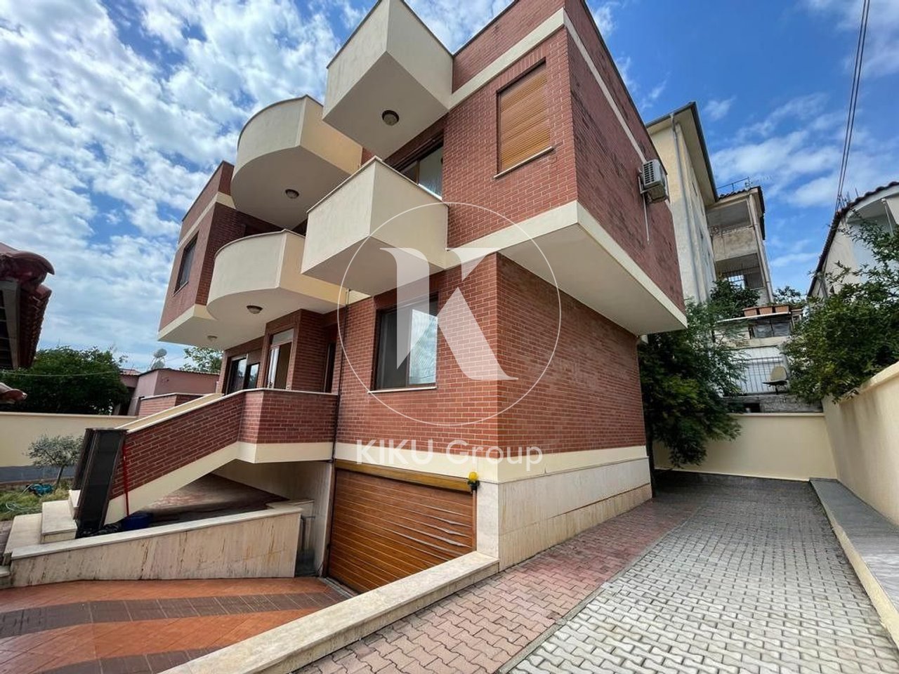 🏡 Jepet me Qira Vilë 3-Katëshe – Kodra e Priftit, Tiranë