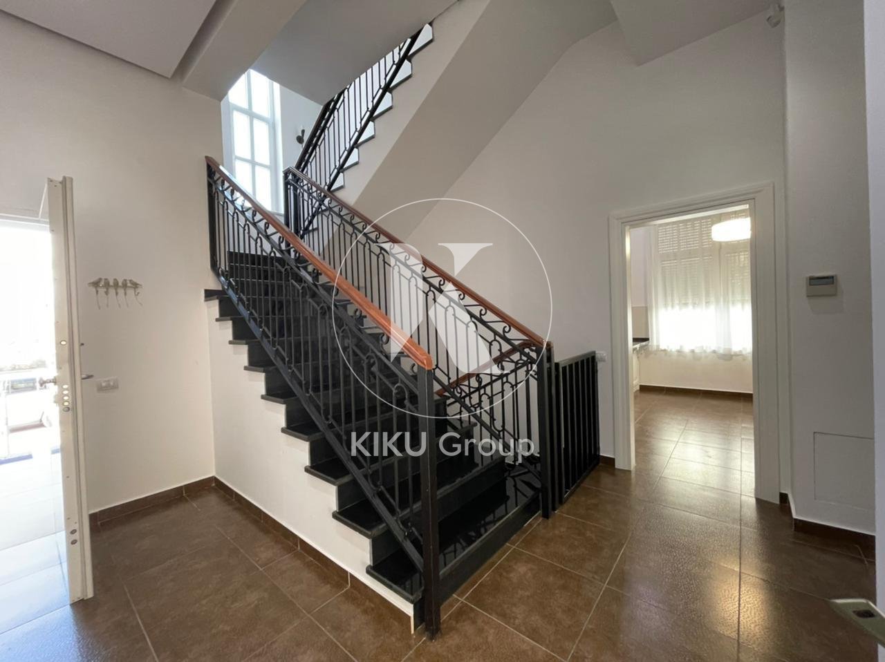 🏡 Villa for Rent – Rolling Hills 🌿