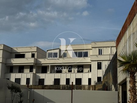 Abbiamo un appartamento 1+1 in vendita vicino a Kodra e Diellit.