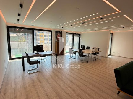Ufficio / Spazio Commerciale 105 m² in Vendita – Via “Ismail Qemali”, Tirana
