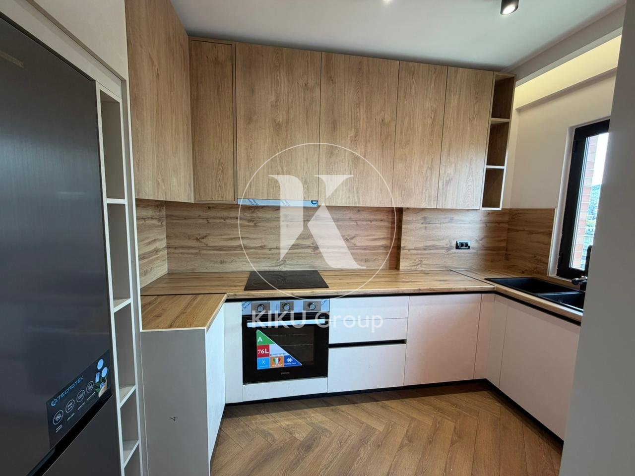 Shitet Apartament 2+1 + Garderobë – Përballë Kompleksit Delijorgji