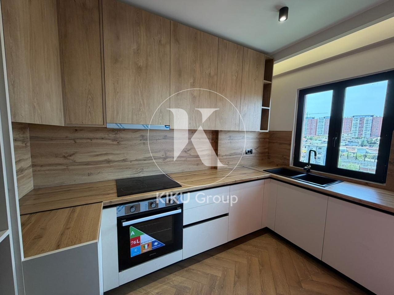 Shitet Apartament 2+1 + Garderobë – Përballë Kompleksit Delijorgji