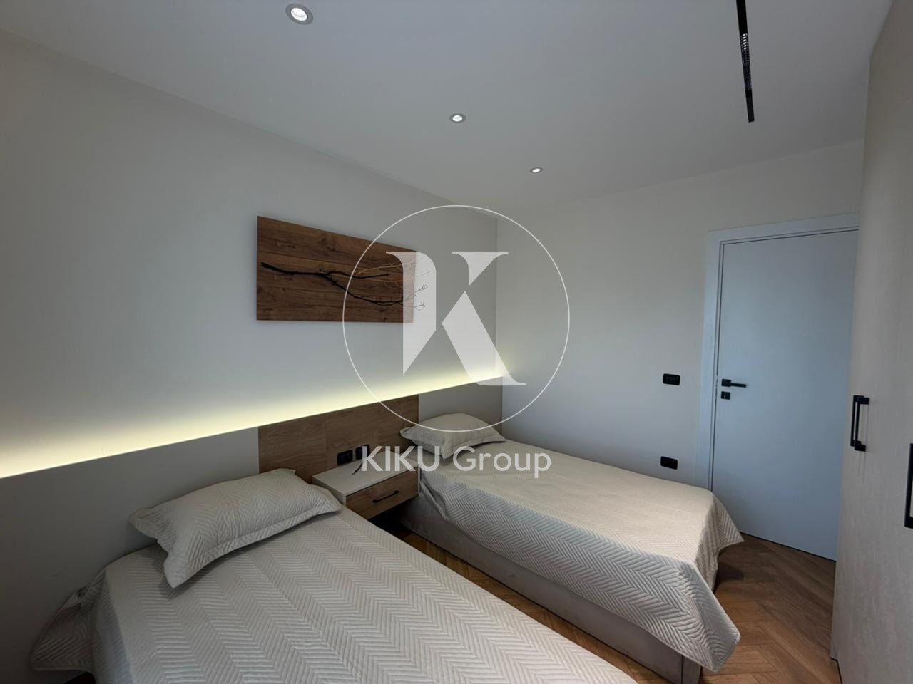 Shitet Apartament 2+1 + Garderobë – Përballë Kompleksit Delijorgji