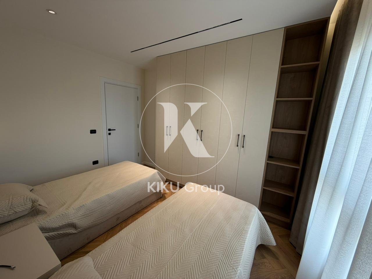 Shitet Apartament 2+1 + Garderobë – Përballë Kompleksit Delijorgji