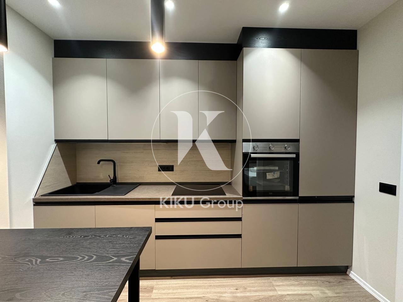 VENDESI APPARTAMENTO 1+1 NEL VECCHIO BLOCCO, TIRANA – 176.700 €