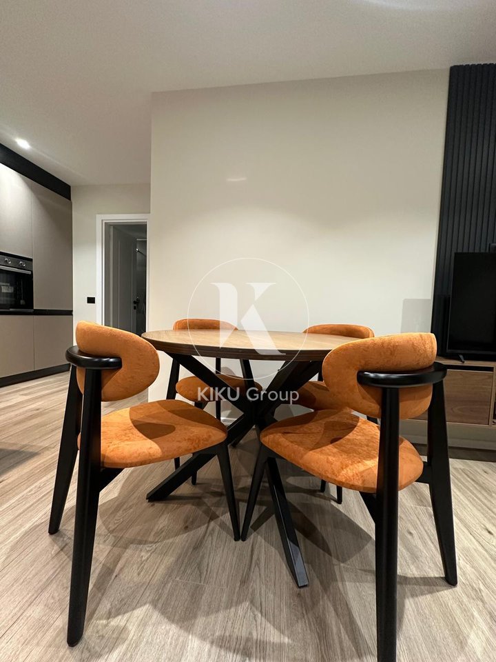 VENDESI APPARTAMENTO 1+1 NEL VECCHIO BLOCCO, TIRANA – 176.700 €