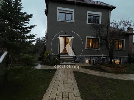 🏡 VILË LUKSOZE ME QERA – PRANE TEG