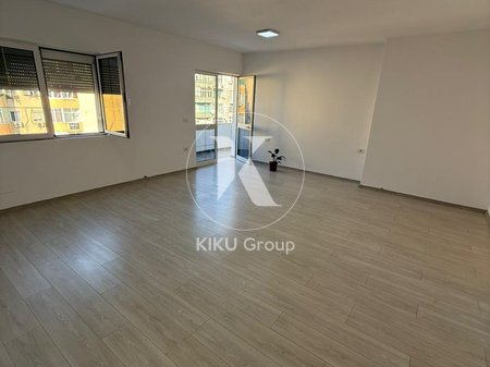 Ambient 2+1+2 me qira – Sheshi Willson, pranë Postës 8