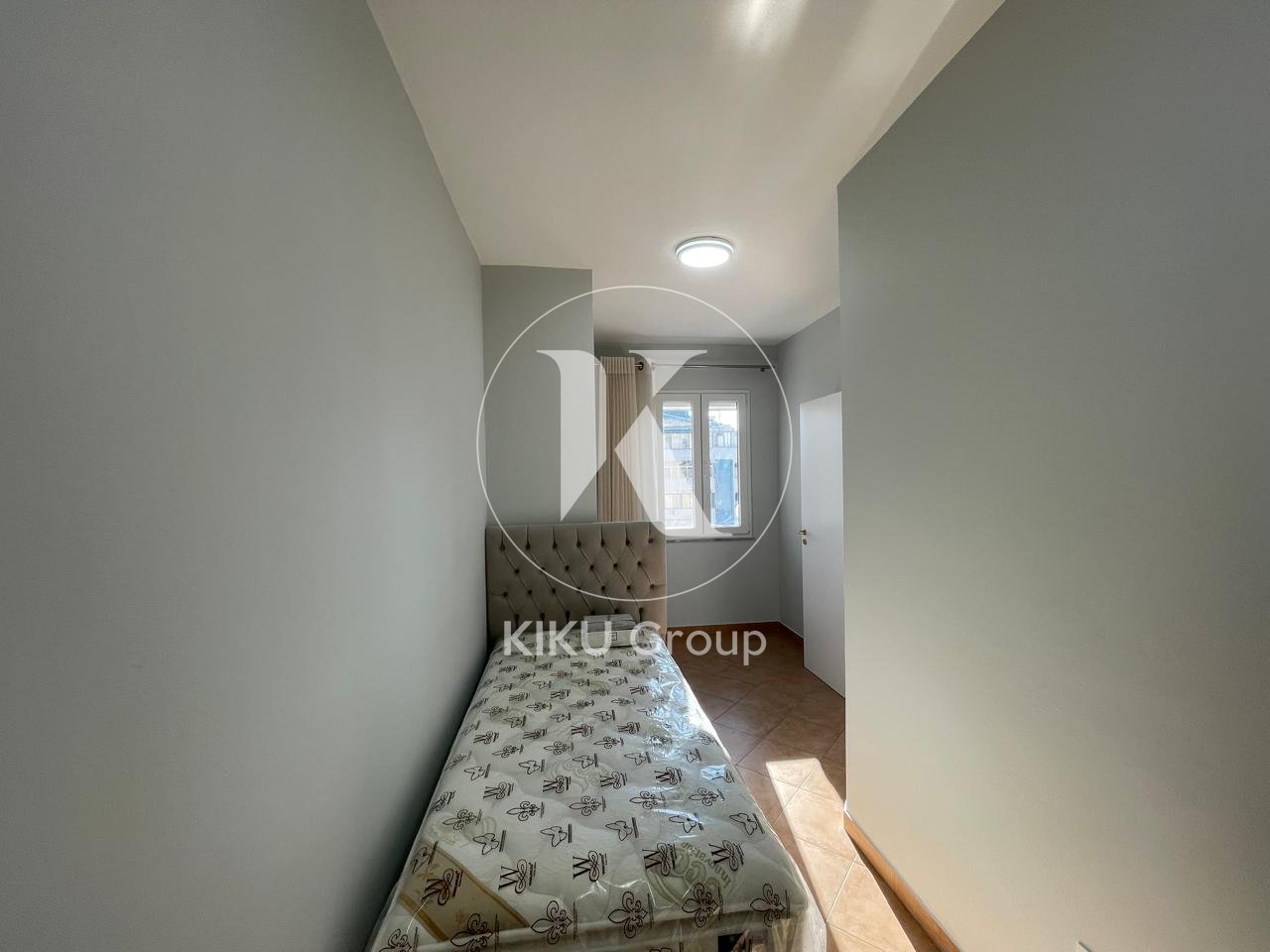 Jepet me Qira Apartament 2+1 – Rruga e Kavajës, pranë Kishës