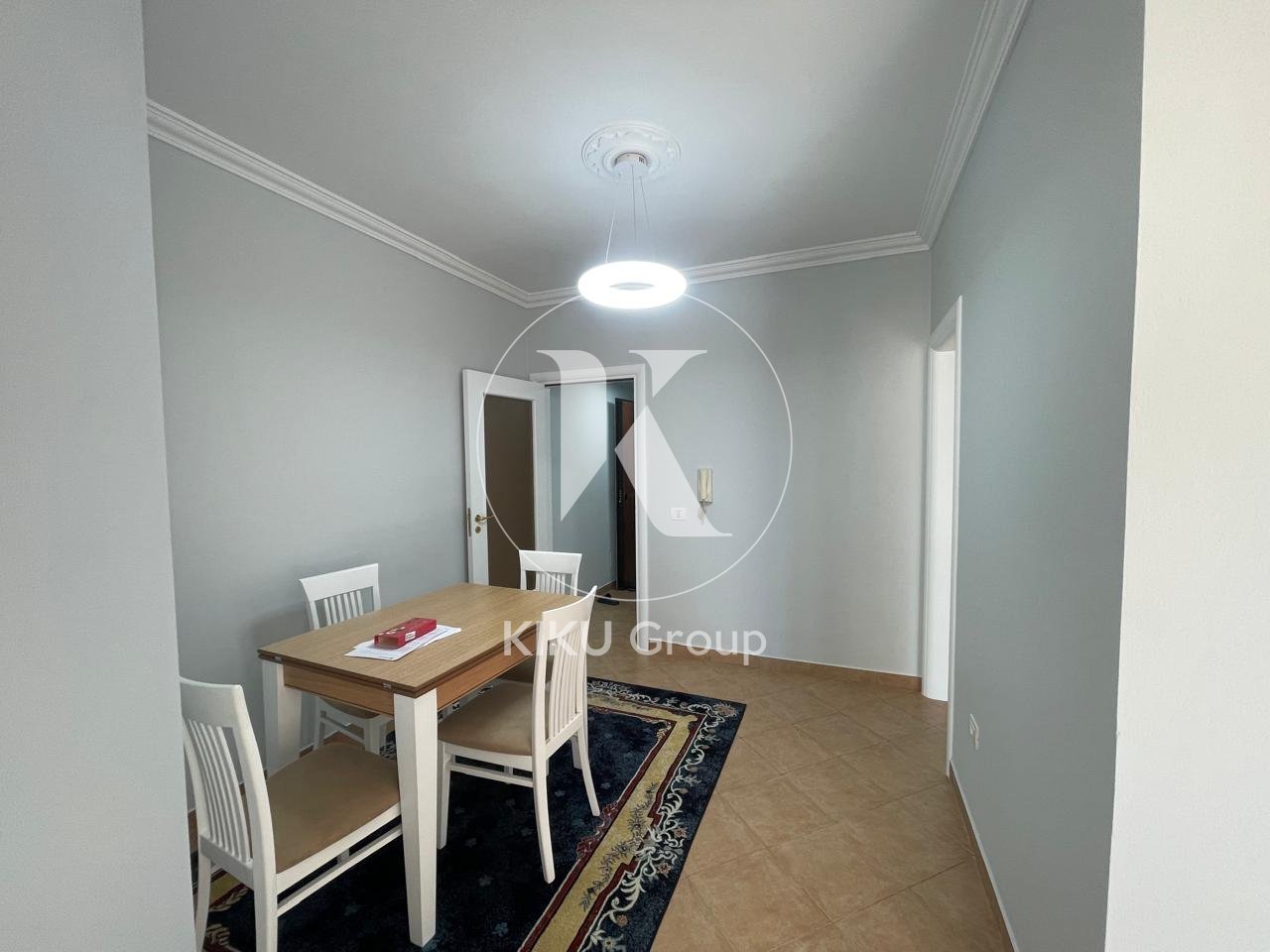 Jepet me Qira Apartament 2+1 – Rruga e Kavajës, pranë Kishës