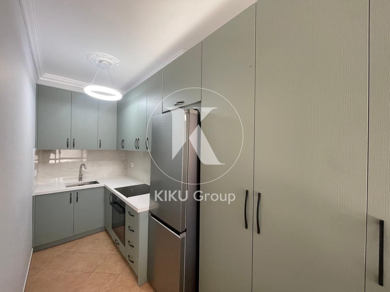 Jepet me Qira Apartament 2+1 – Rruga e Kavajës, pranë Kishës