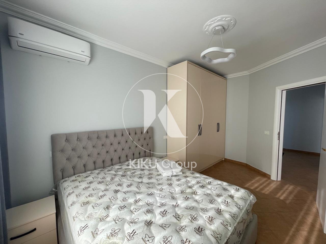 Jepet me Qira Apartament 2+1 – Rruga e Kavajës, pranë Kishës