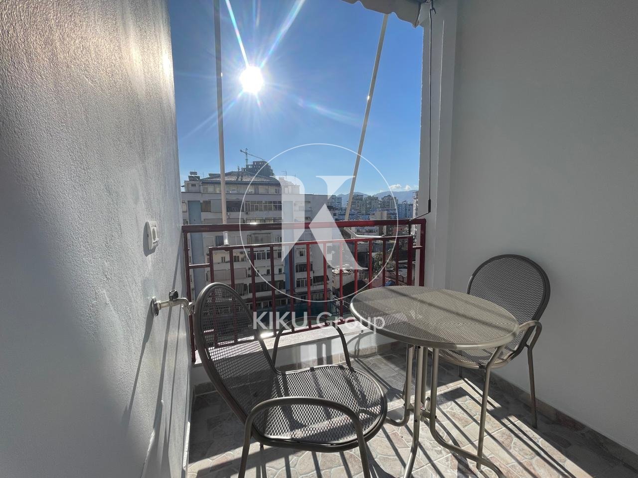 Jepet me Qira Apartament 2+1 – Rruga e Kavajës, pranë Kishës