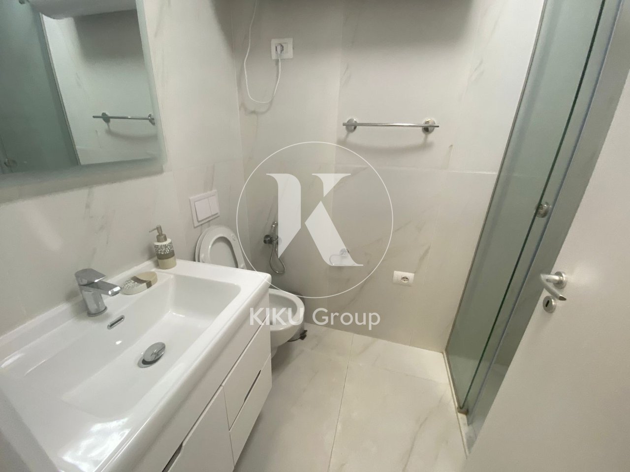 JEPET ME QIRA APARTAMENT 2+1+1 BALLKON Myslym Shyri