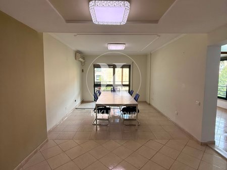 Ambient me Qira – Rruga Perlat Rexhepi, Tiranë
