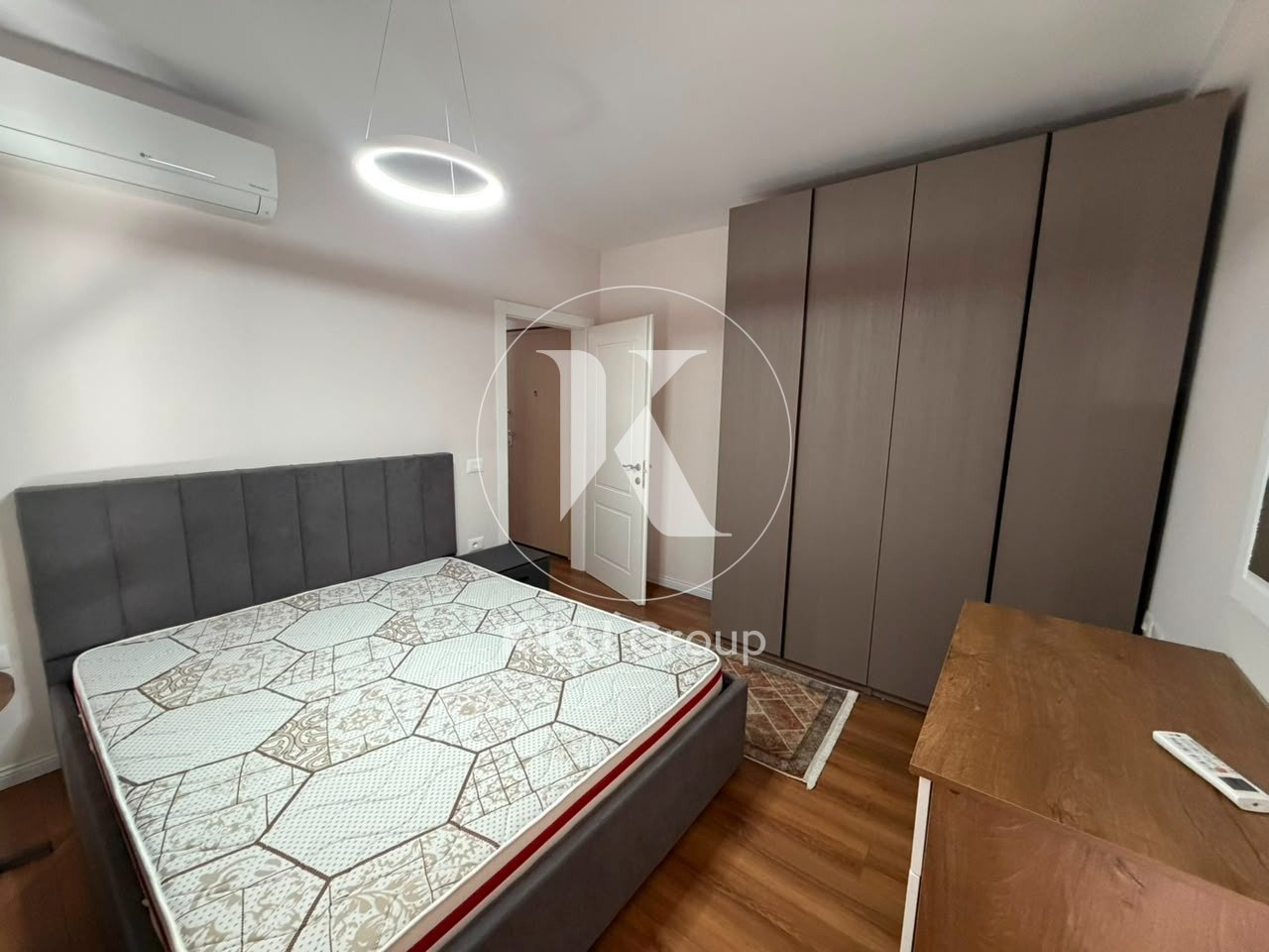 Apartament 2+1 me Qira në Rrugën e Barrikadave (Qendër)