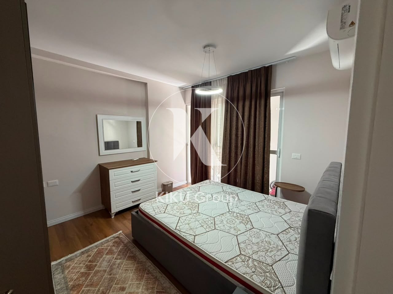 Apartament 2+1 me Qira në Rrugën e Barrikadave (Qendër)