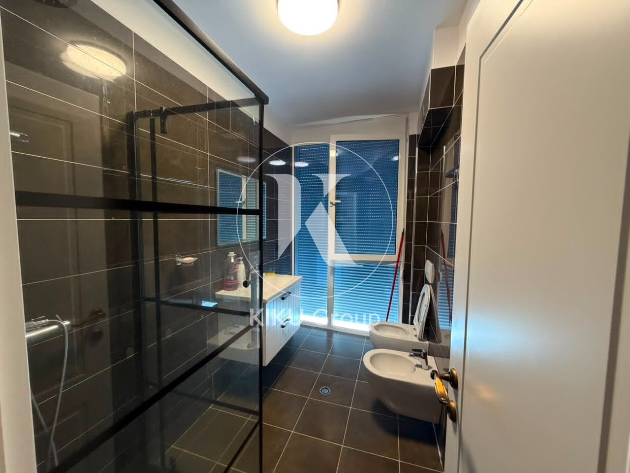 Apartament 2+1 me Qira në Rrugën e Barrikadave (Qendër)